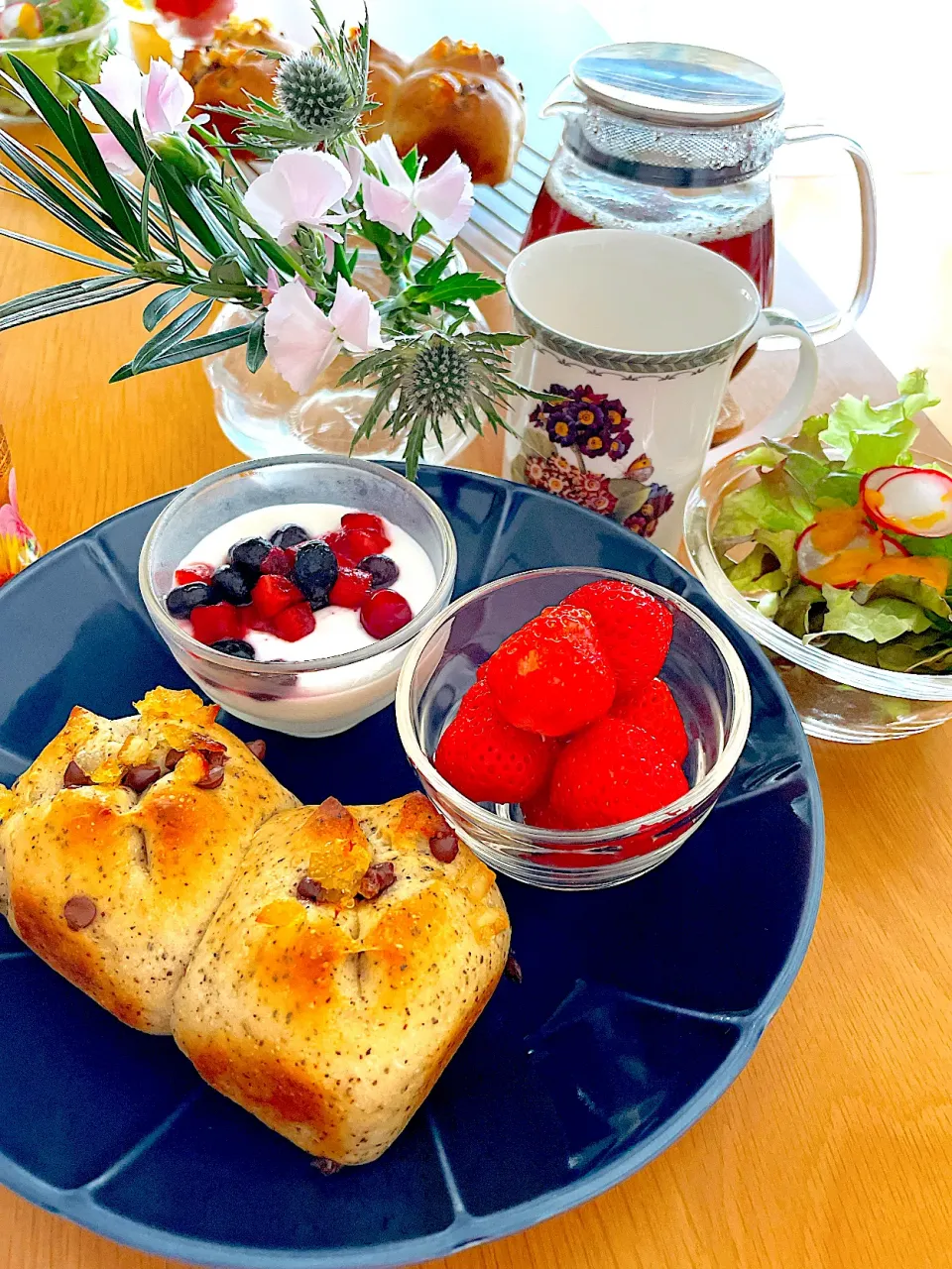 Snapdishの料理写真:紅茶とチョコのちぎりパンのモーニングプレート|Mikaさん