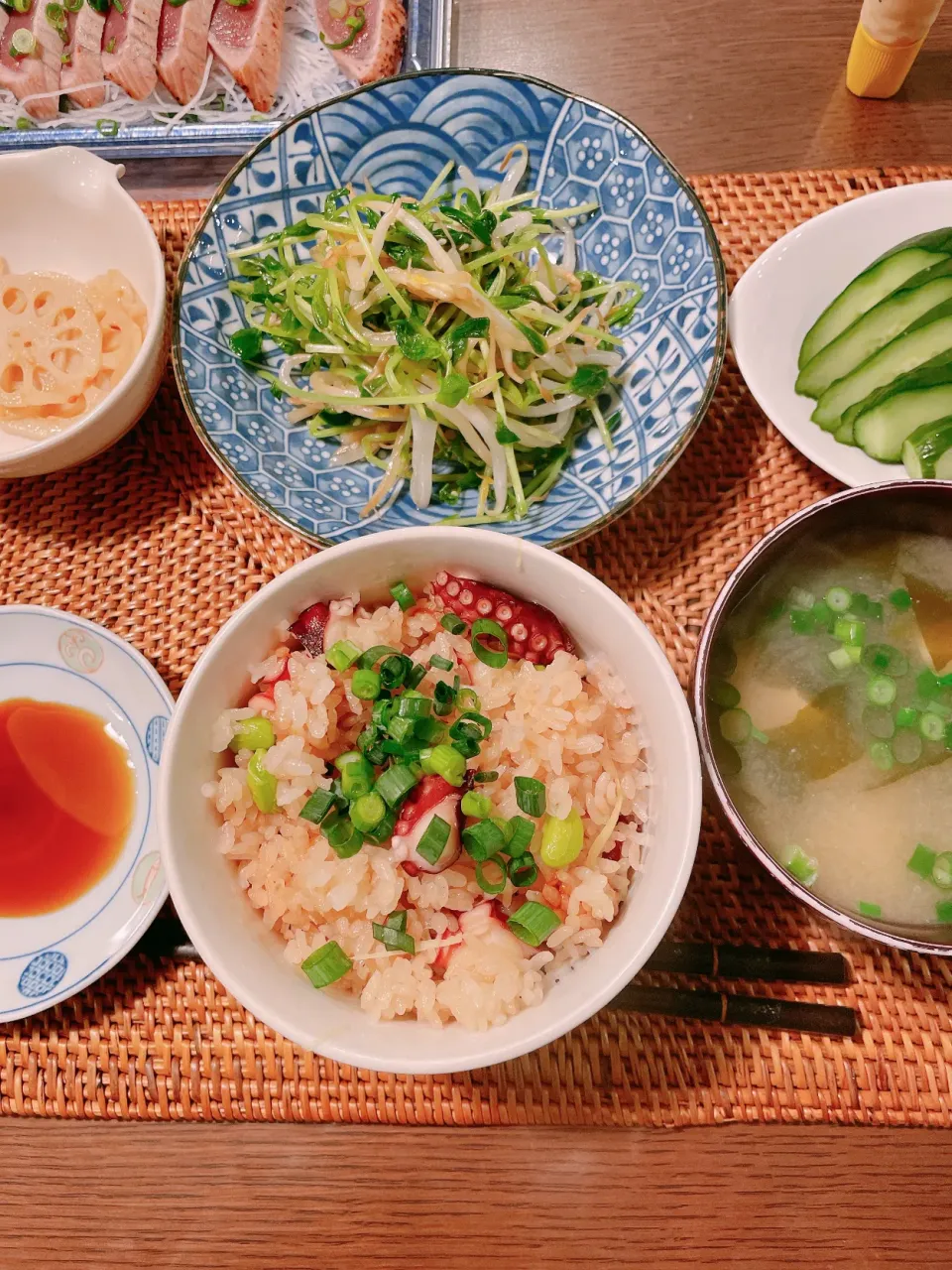 タコ飯、もやしと豆苗のサラダ、れんこんのきんぴら、カツオのたたき|taka-chanさん