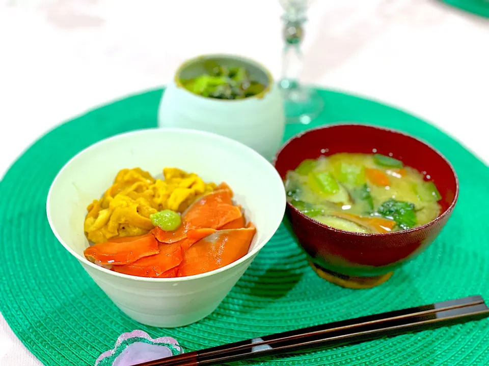 お歳暮で届いたカタログからの雲丹とスモークサーモンを使ってお丼‼️|Seikoさん