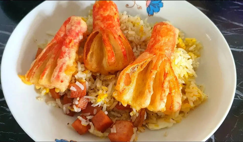 Snapdishの料理写真:Kani tempura + Luncheon meat butter fried rice 
seasalt + black pepper + egg ~ lunch 😋💁‍♀️💕|🌷lynnlicious🌷さん