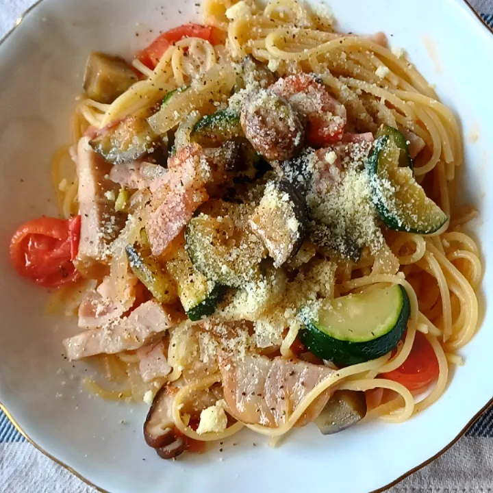 中華鍋にニンニク、野菜放り込みベーコンで仕上ぐる日曜パスタ|ぱいんてーるさん