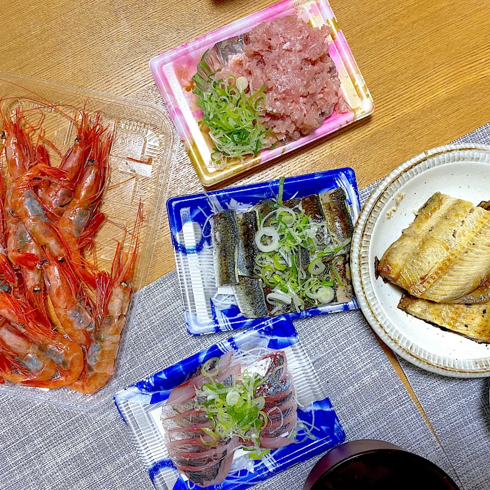 大好きな魚屋さん😊石川産あまえび、アジの刺身、鯖の炙り、おまけにもらったほっけ🐟|1614さん