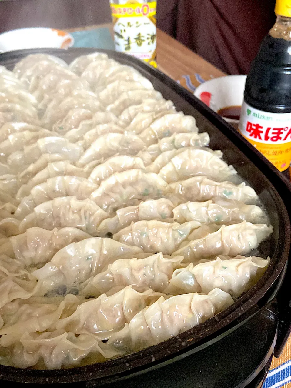 お夕飯。ホットプレートで餃子🥟餃子率の高い我が家😋千秋楽を楽しみながら頂きます♪|renharuruさん