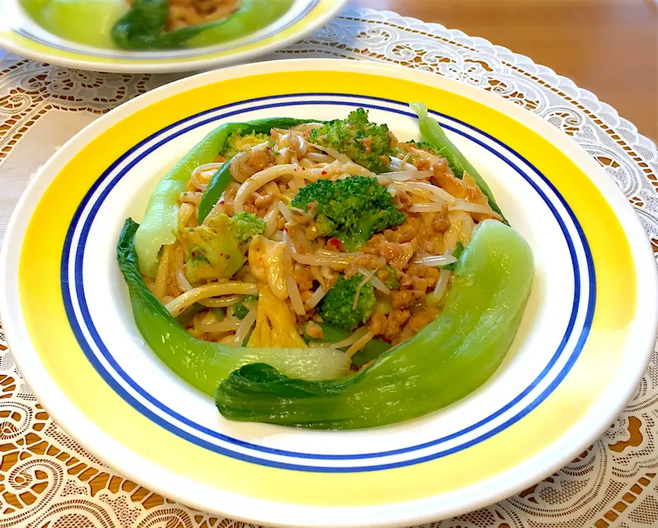 Snapdishの料理写真:キムチの漬物入り焼うどん
大豆のお肉に野菜もいっぱい|🌻ako ·͜·♡peco🌻さん