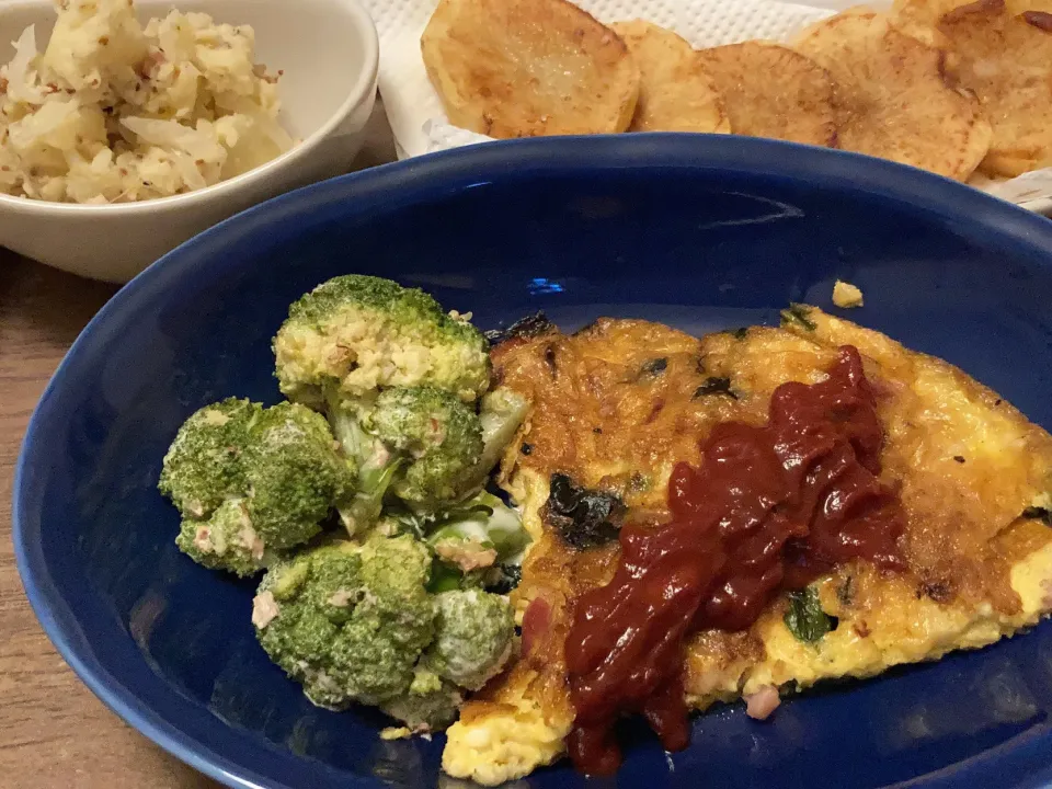 Snapdishの料理写真:フライドポテト🥔ポテトサラダ🥔ほうれん草ベーコン新玉ねぎのキッシュ🥬🥓🍳🍳|gunlove❤さん