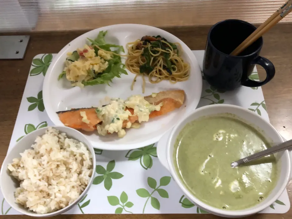 Snapdishの料理写真:Ohana夕食　鮭のムニエル、ほうれん草のポタージュ|Ohanaさん