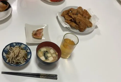 晩御飯(*´Д｀*)🌟ヒレカツ🌟赤魚の煮付け🌟もやしの中華和え🌟みそ汁（豆腐、ワカメミックス）|Saharaさん