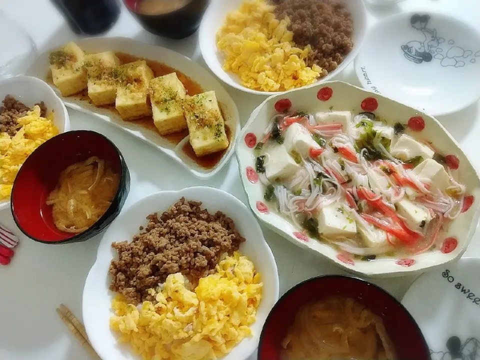 夕食(*^^*)
2色ごはん(そぼろ、卵)
豆腐のカニカマあんかけ
揚げ出し豆腐
お味噌汁(玉ねぎ、油揚げ)|プリン☆さん