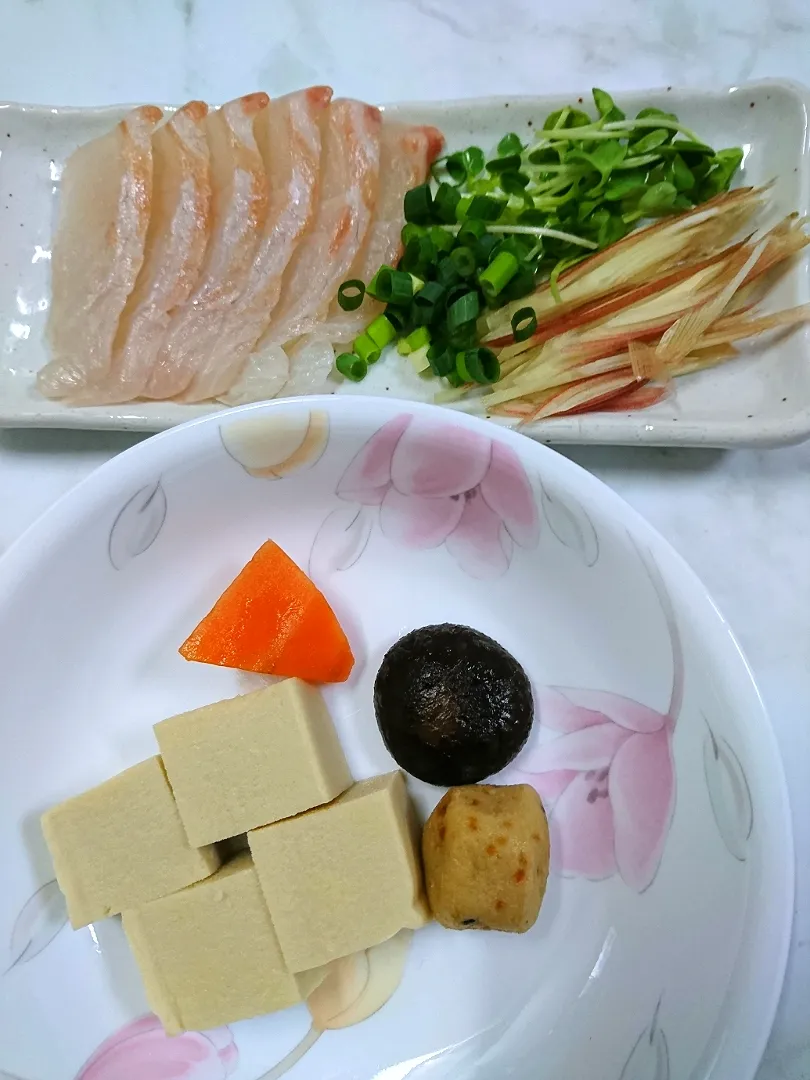 Snapdishの料理写真:狸の宴シリーズ
春宵の前菜

御凌ぎ
高野豆腐と煮物
(市販惣菜)

春宵の鱠
桜鯛のお刺身
(細ねぎ/かいわれ/茗荷)
狸特製のぽん酢で頂きます。

🍶ヾ( ・∀・)っ🍻
皆様の幸せに乾杯‼️|タヌキさん