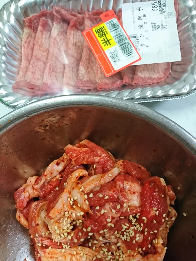 狸の宴シリーズ

春宵の主菜
塩タンと牛バラの焼肉

調理中でスマンヌ(;´д｀)
だって焼きながら喰うからさぁ
m(_ _)m

牛バラは狸特製の漬けタレで
揉んでる途中です(笑)

モッコリ→🥃ヾ( ・∀・)っ🍻
皆様と夜桜の花見で乾杯‼️|タヌキさん