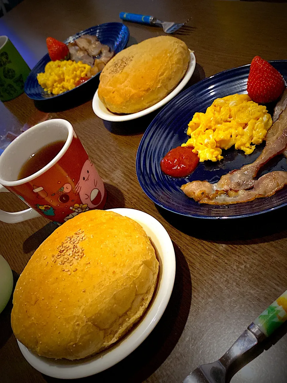 スクランブルエッグ　トマトソース　焼きベーコン　苺　ホールウィートパン　コーヒー|ch＊K*∀o(^^*)♪さん