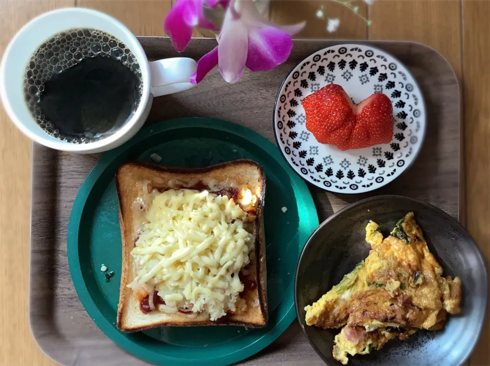 Snapdishの料理写真:ポテサラトースト🍞🥔🧀キッシュ🍳🍳いちご🍓|gunlove❤さん