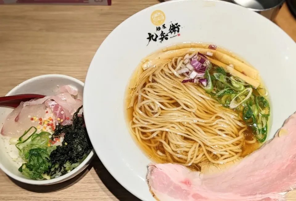 Snapdishの料理写真:本町製麺所！！なんと40分待ち。あちゃ〜！！と言う事で、今日はその近くでも無いけど行き道で見つけた、麺屋
九兵衛さんに始めてきました。
あっさり、しっかり美味しいスープです|f.1125beさん