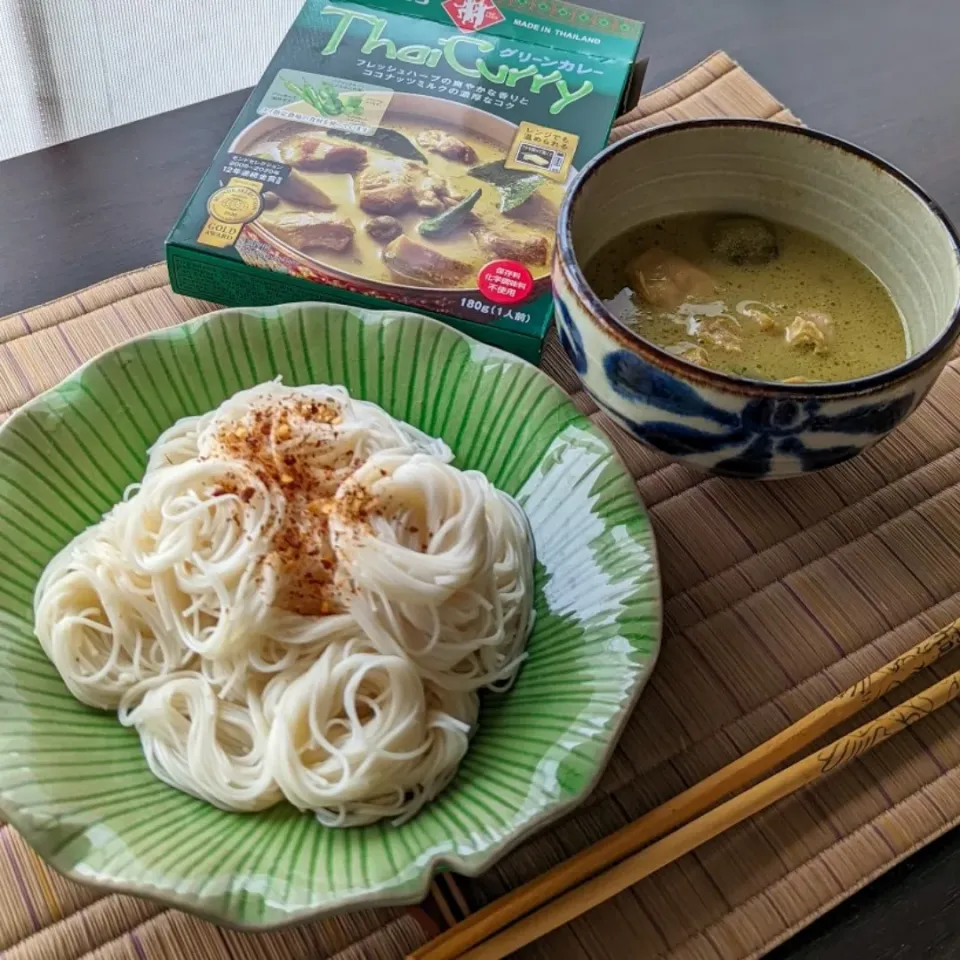 Snapdishの料理写真:ヤマモリのグリーンカレーでつけそうめん|ぶりてりあさん