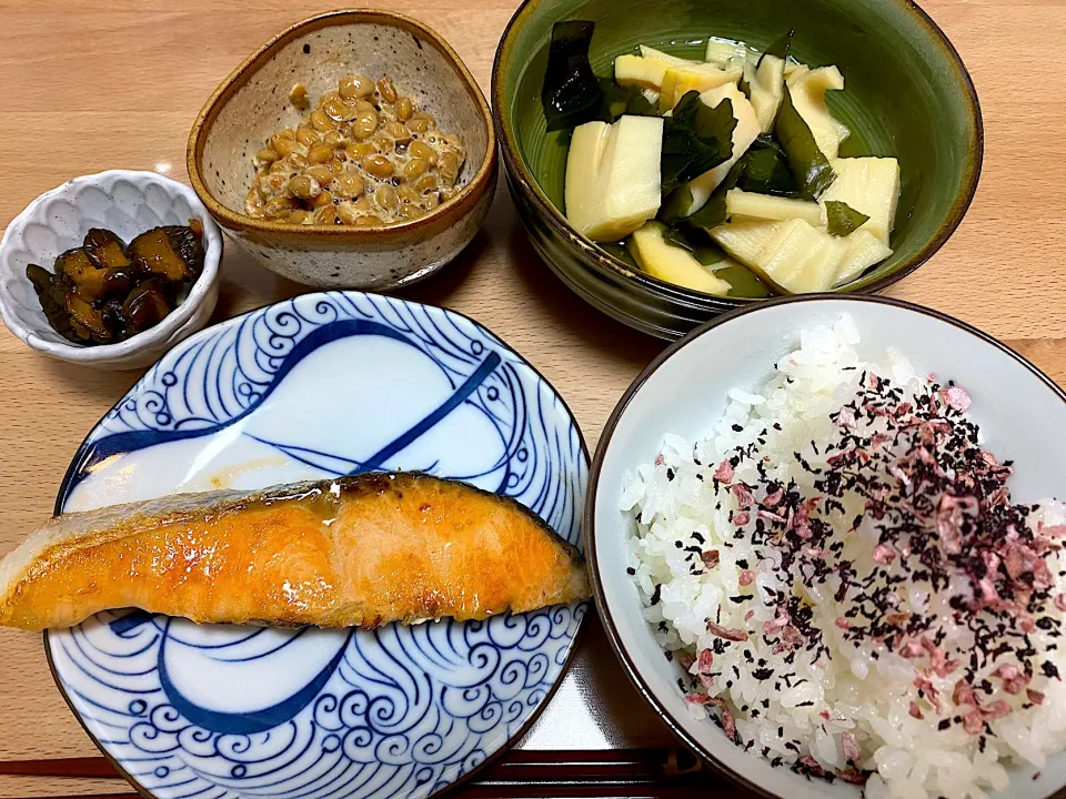 鮭🐟と筍とワカメ煮😉|かおちゃんさん