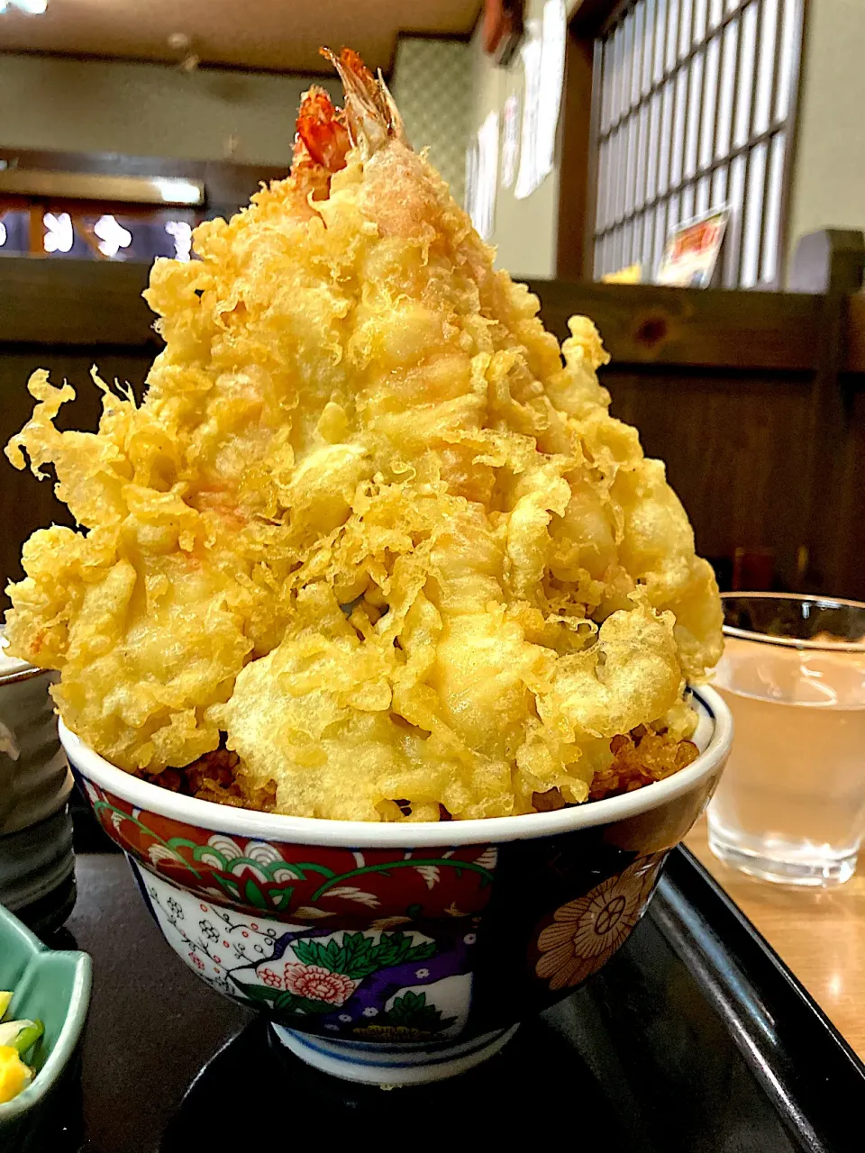 Snapdishの料理写真:うえむらの元祖#タワー天丼。海老天3本の下にはかき揚げ。|ツンコロさん