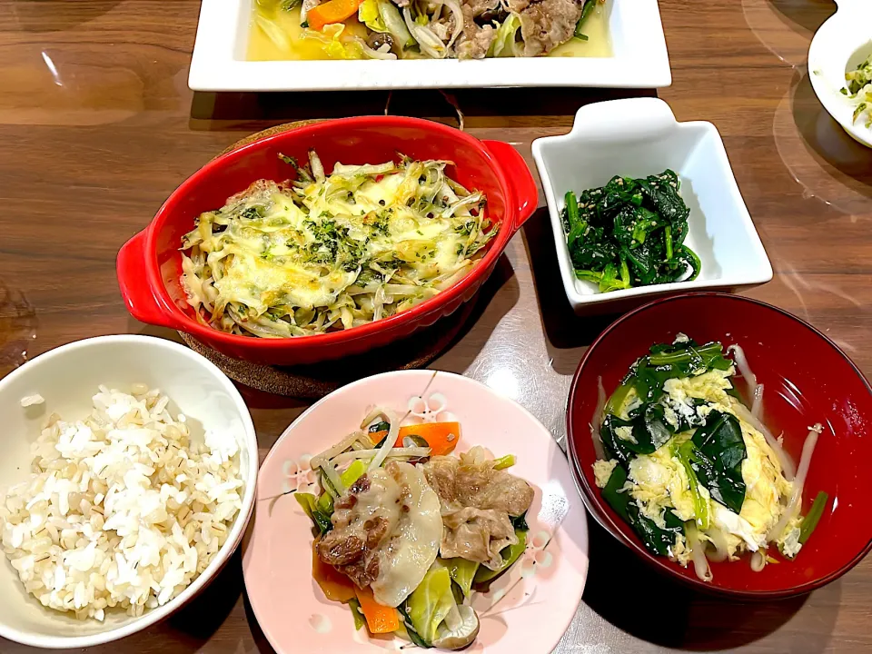 肉野菜のフライパン蒸し　ほうれん草ともやし卵のスープ　ほうれん草のごま和え　新じゃがと玉ねぎの青のりチーズ焼き|おさむん17さん