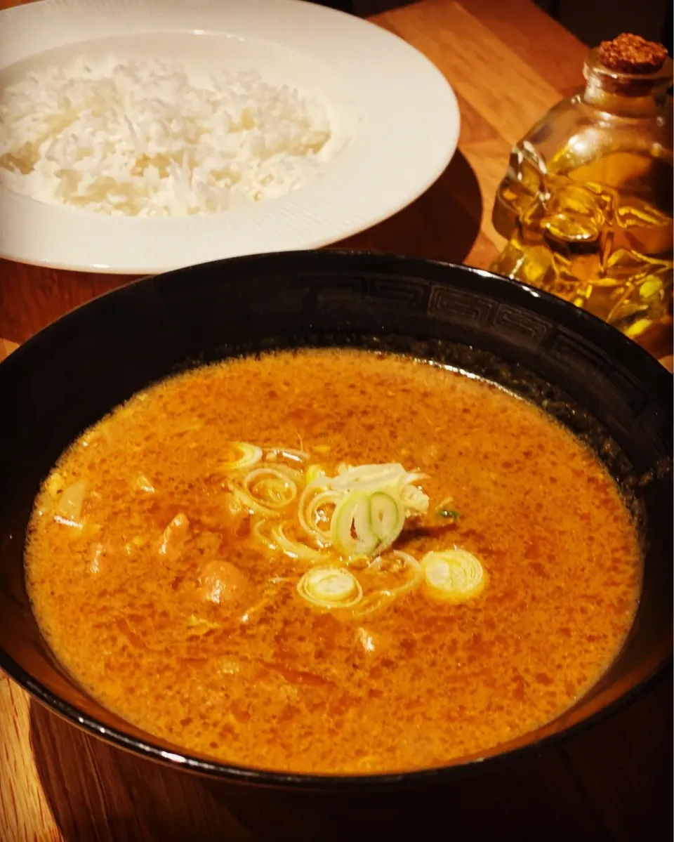 Dinner ! Dinner ! 
Hot Chicken Coconut Curry (made with my new curry blend ) With Basmati Rice 🍚 with Popadoms 
#curry #rice #hothot #😎 #chefemanuel #homecook|Emanuel Hayashiさん