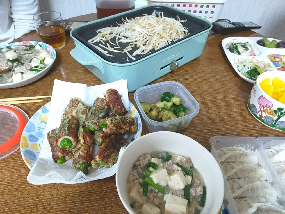 Snapdishの料理写真:塩麻婆豆腐
ちくわししとうの磯辺揚げ
かち割りきゅうりの梅和え
餃子ともやし|尚さん