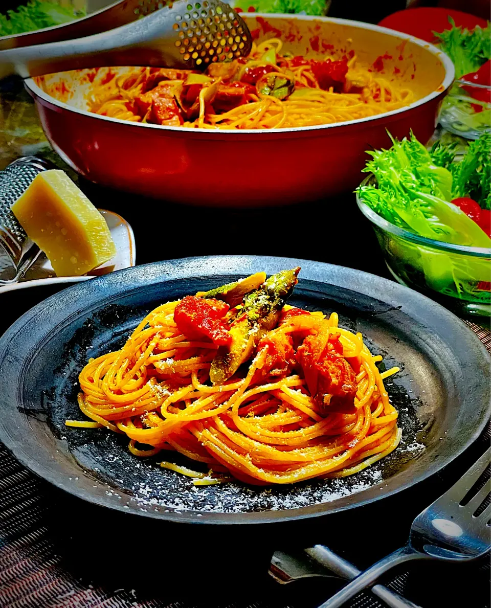 今夜はイタリアン🇮🇹アスパラガスと厚切りベーコンのトマトソース🍝✨✨✨さあ、お好きなだけ召し上がれ。😋✨💛|イチロッタさん