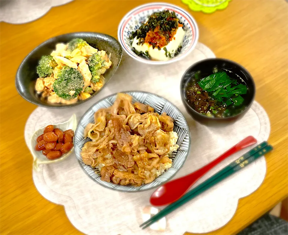 豚丼　もずくほうれん草スープ　韓国風冷奴　ささみブロッコリーオーロラソース和え　煮豆|nana 🍅さん