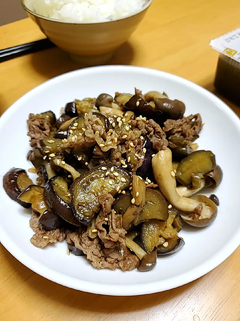 牛肉となすとしめじのオイスター炒め
材料費は410円。|まゆっこさん