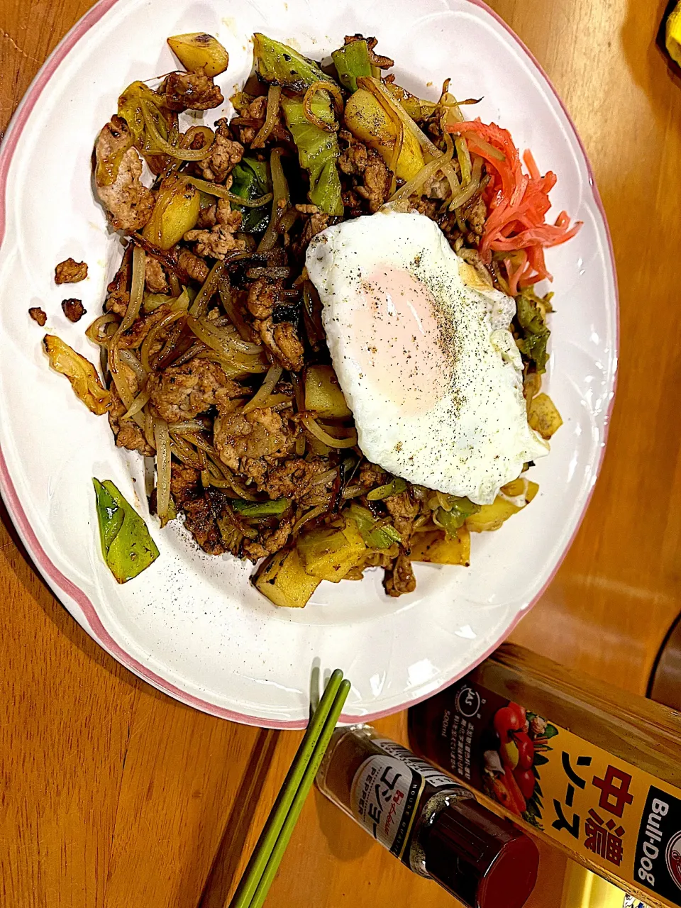 ヤッターー！目玉焼きが(ターンオーバーじゃないやつ)乗ってるーー！ #夕飯　目玉焼きポテト肉焼きそば|ms903さん