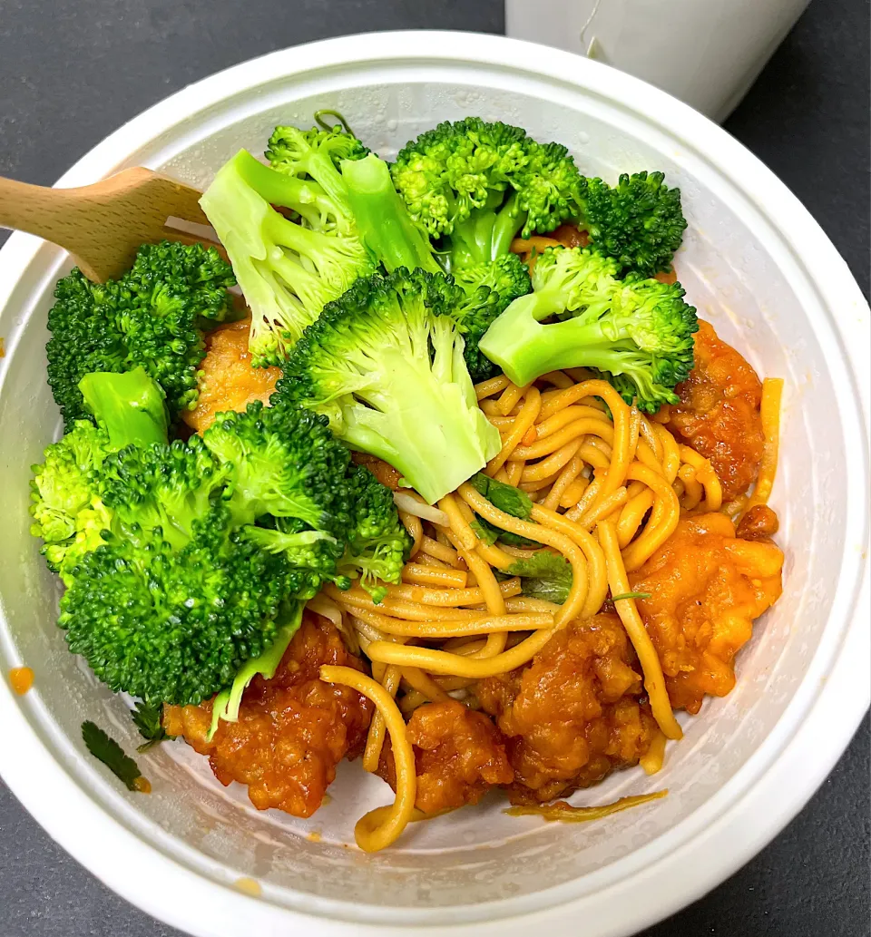 Noodle bowl with orange chicken and brocolli|🌺IAnneさん