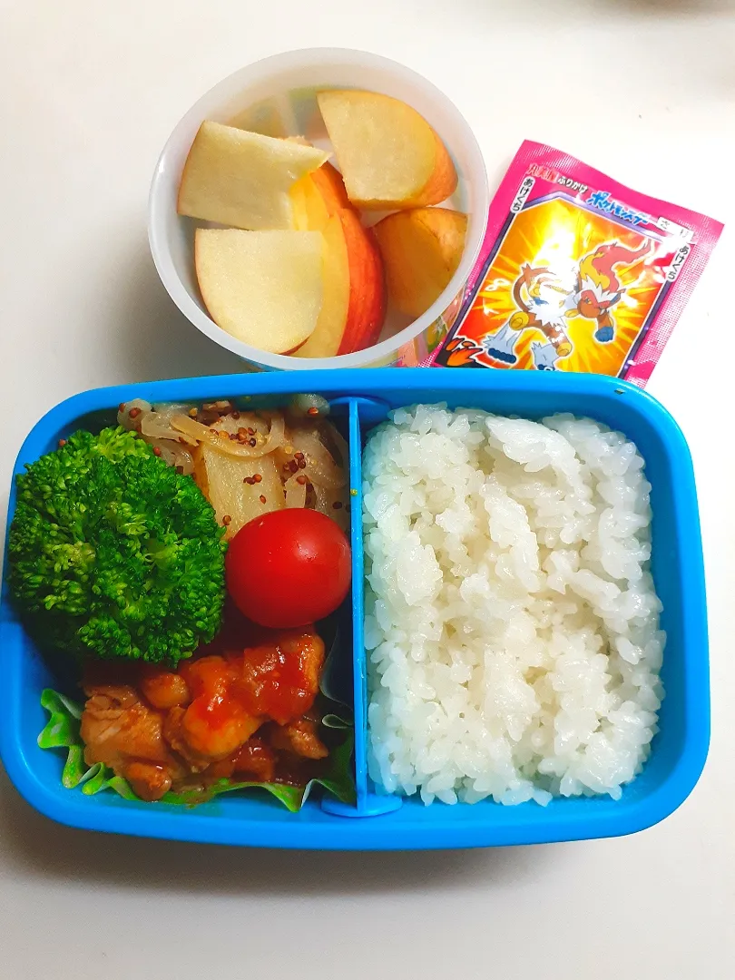 ☆小学生弁当☆振りかけごはん、チキントマト煮、ジャーマンポテト、ブロッコリー、ミニトマト、リンゴ|ｼｮｺﾗさん