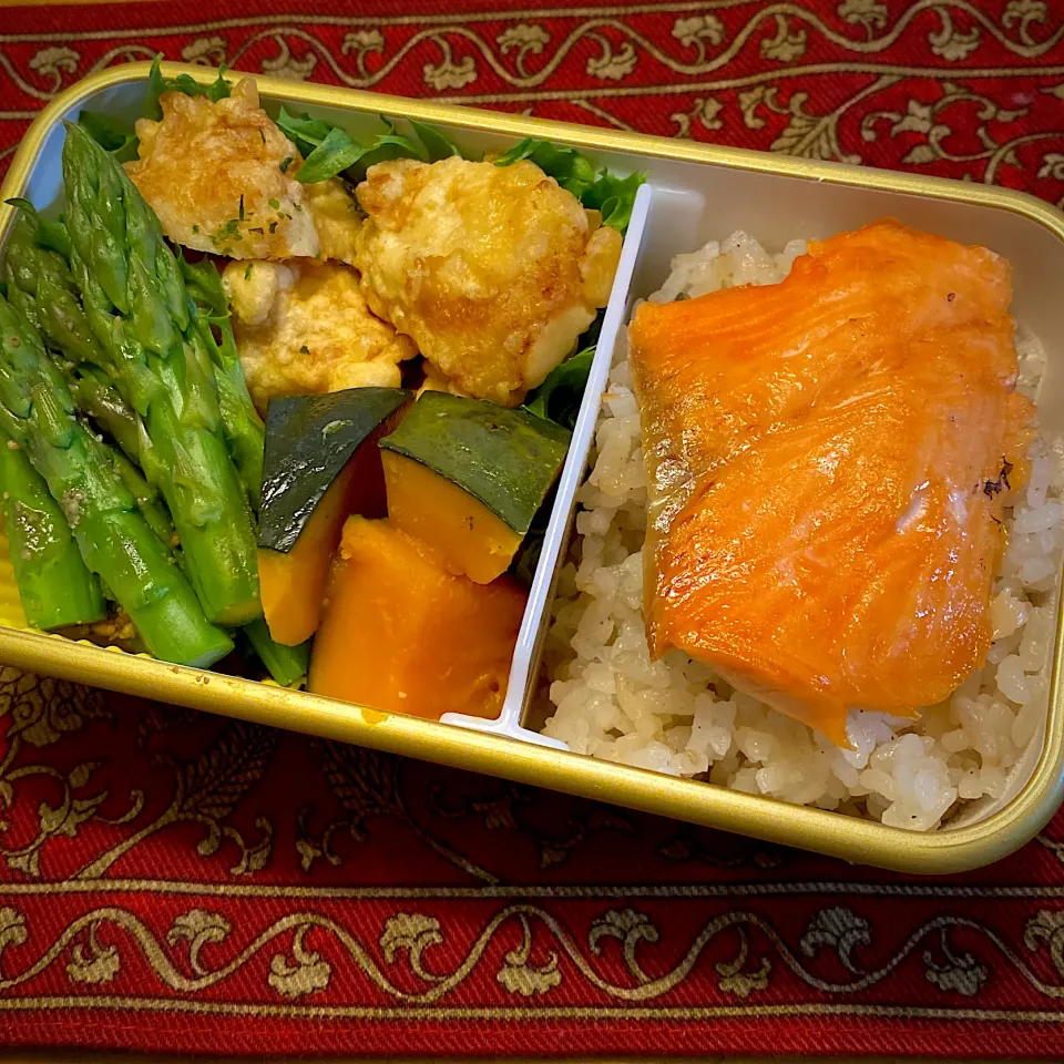 鶏天と、アスパラの胡麻和えと、南瓜の煮物と、焼き鮭弁当|もえさん