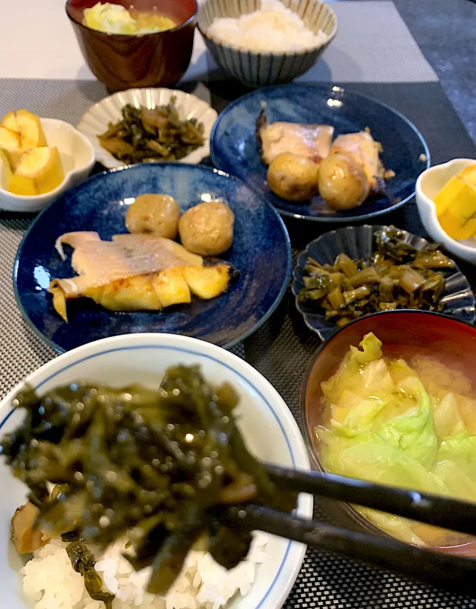 シュトママさんの料理 素朴な田舎料理　塩抜き高菜漬けのごま油炒めの茶色い朝ごはん😱💦💦|シュトママさん