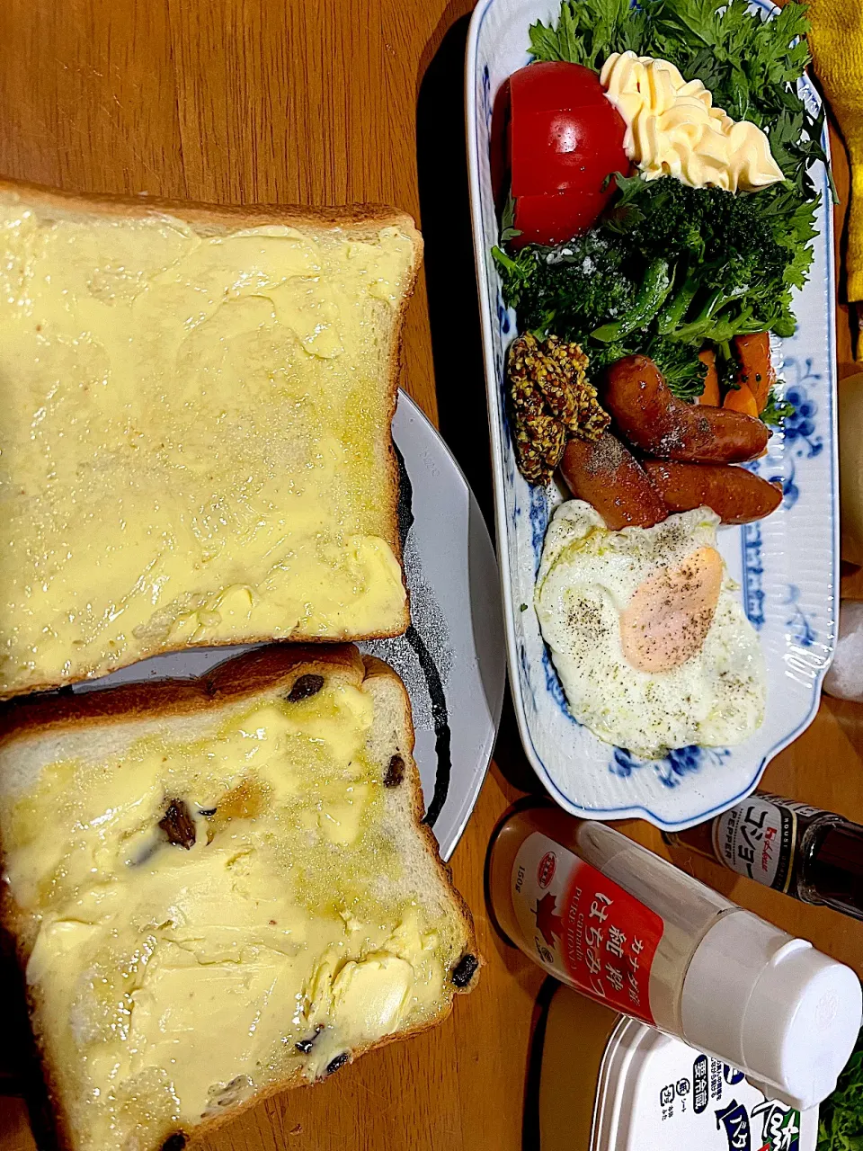 Snapdishの料理写真:ハチミツはウインナーとパンにかける派です #朝食  食パンレーズンパン、ウインナー(ハチミツと粒マスタードで)、わさび菜春菊トマトサラダ|ms903さん