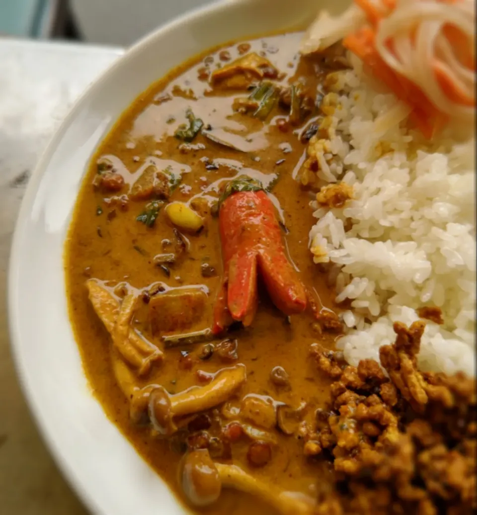 しめじとチンゲン菜のミックスダルカレーwithタコさんウィンナー🐙|ふじわらたくやさん