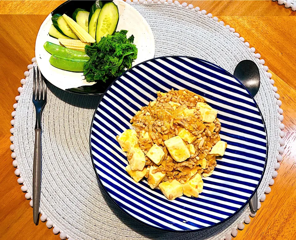 Snapdishの料理写真:麻婆豆腐丼(減塩ver.)&わさび菜サラダ|&boboさん