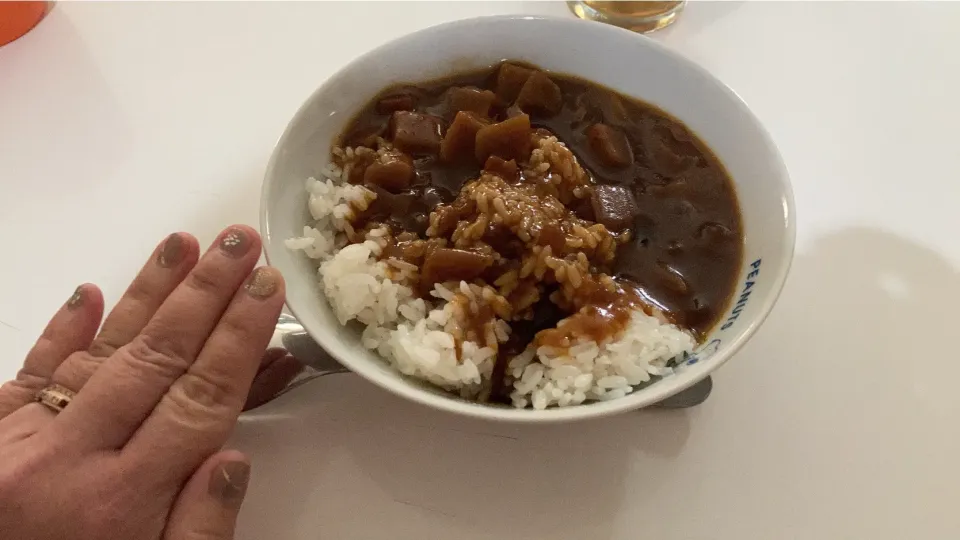 春休みランチはレトルトカレー。考えたくなさ過ぎて、作りたくなさ過ぎて、パパが買い置きしてたカレーを、夜食用やと思ってたから、午前中に「お昼にレトルトカレー食べて良い？」って確認LINEしたら、まさかの、その為の買い置きやったらしい🤣|Saharaさん