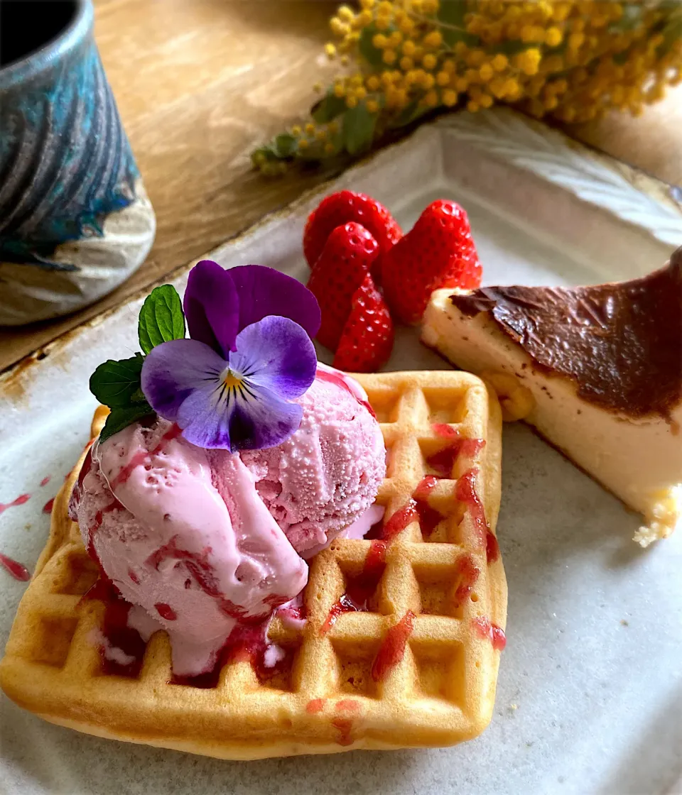 Snapdishの料理写真:チーズケーキとワッフルとアイス🍨|shakuyaku33443344さん