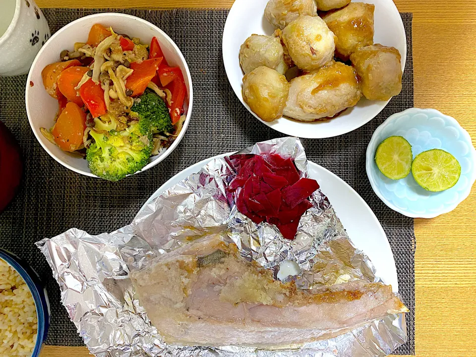 マグロのカマ焼き🐟、祖父の里芋で煮っ転がし、醤油麹オーブン焼き野菜🥦、自家栽培ビーツの酢漬け|1614さん