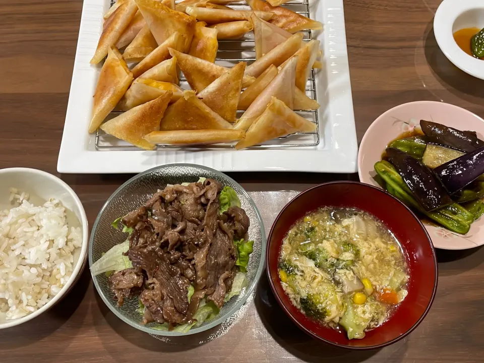 牛肉サラダ　野菜と卵のトロトロスープ　ナスとピーマンの揚げ浸し　ハムチーズとかぼちゃサラダ春巻|おさむん17さん