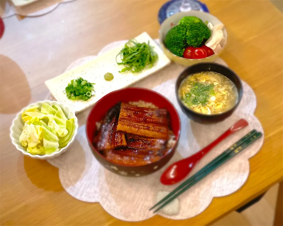 鰻丼(ねぎ わさび 大葉)  かきたまスープ　酢キャベツ　ブロッコリートマト|nana 🍅さん