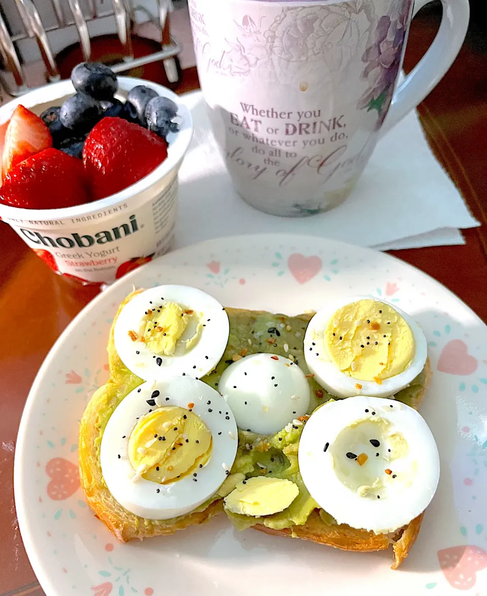 Avocado egg toast, chobani greek yogurt with fresh berries, & coffee|🌺IAnneさん