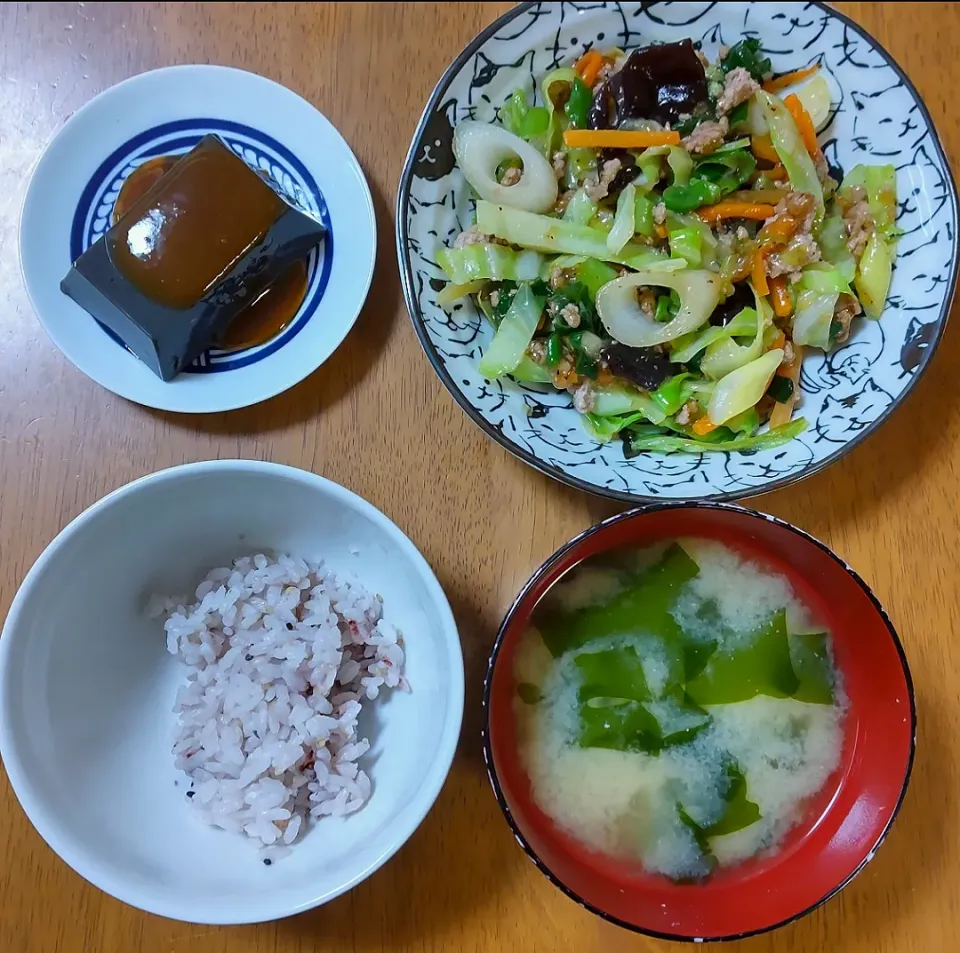 2022 0325　ねぎとひき肉の黒胡椒炒め　黒ごま豆腐　わかめのお味噌汁|いもこ。さん