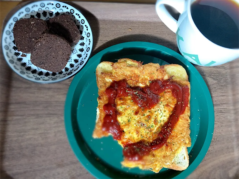 Snapdishの料理写真:エグチートースト🍞昨日焼いたココアクッキー🍪ブラックコーヒー☕✧|gunlove❤さん