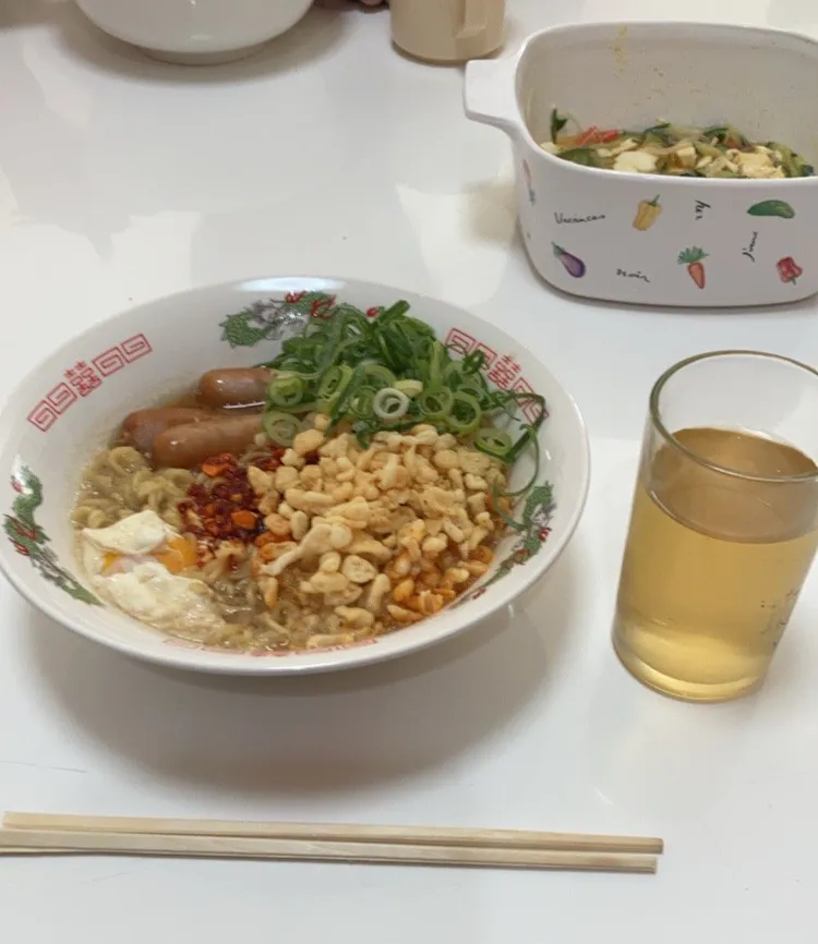 春休みランチは昨日の残った春雨サラダと買ってきてくれた豚骨醤油ラーメン。ウインナーと天かす、ネギをトッピング。母は、卵と、食べラー、酢を追加。うんまー😭|Saharaさん