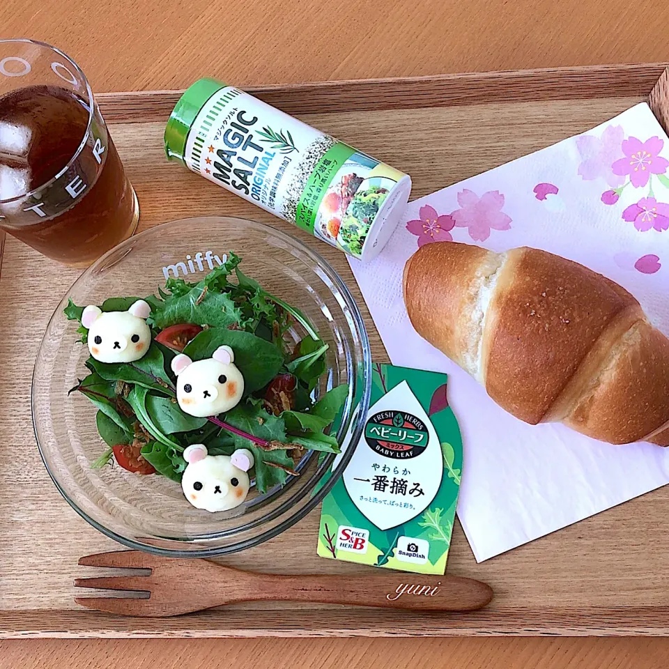 Snapdishの料理写真:お昼ごはんはサラダ🥗塩ぱん😋|🌸yuni🌸さん