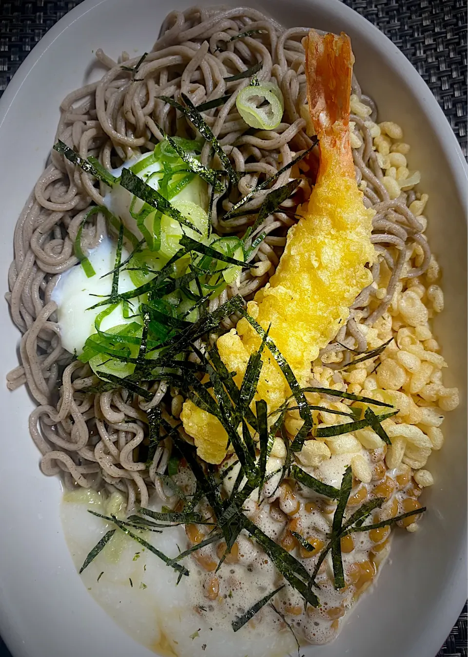 🍤海老天乗せ納豆とろろ蕎麦|すくらんぶるえっぐさん