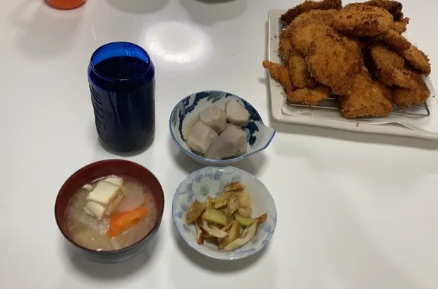 晩御飯☆彡🌟チキンカツ🌟ちくわとブロッコリーの芯のきんぴら🌟里芋の炊いたん🌟みそ汁（大根、人参、厚揚げ）|Saharaさん