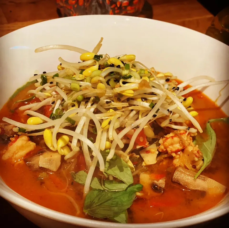 Dinner ! Dinner ! 
My Take on a Thai Tom Yum Soup 🍜 
Asian Noodles with Fresh Prawns 🍤 lime leaf , Fresh Basil , Beans Sprouts, chives, Roasted Sesame Seeds  |Emanuel Hayashiさん