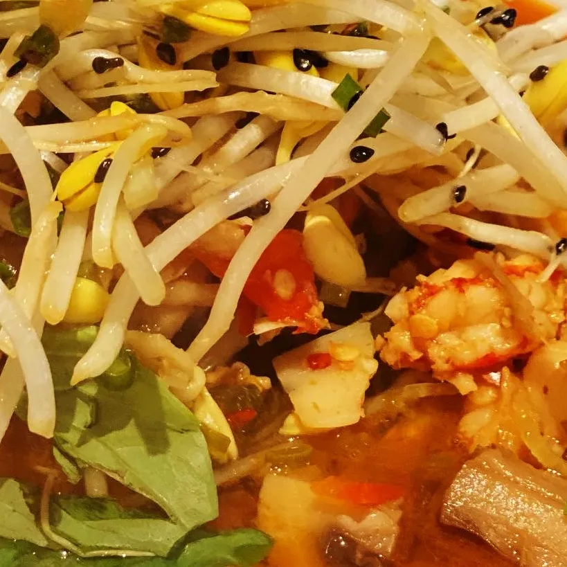 Dinner ! Dinner ! 
My Take on a Thai Tom Yum Soup 🍜 
Asian Noodles with Fresh Prawns 🍤 lime leaf , Fresh Basil , Beans Sprouts, chives, Roasted Sesame Seeds  |Emanuel Hayashiさん