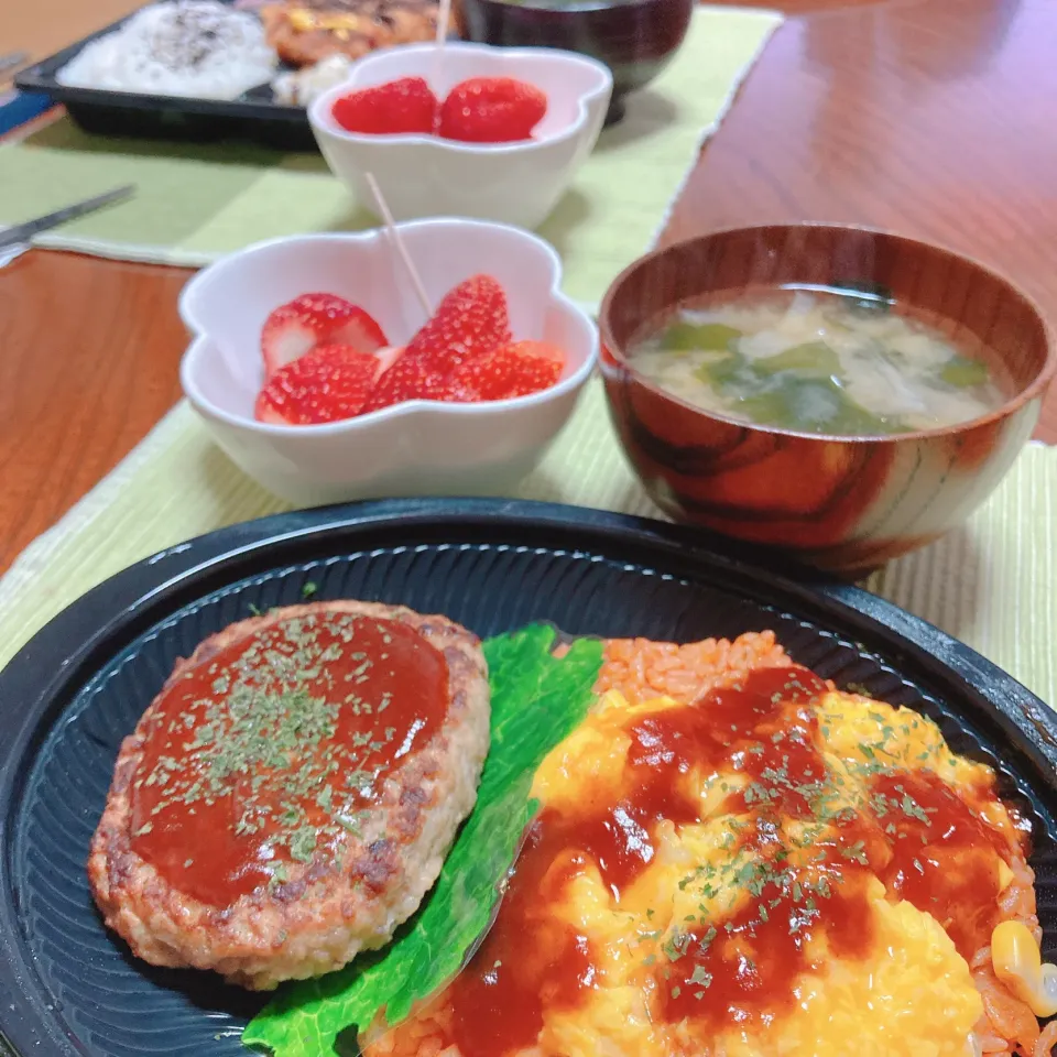 Snapdishの料理写真:お味噌汁とオムライスハンバーグ|akkoさん