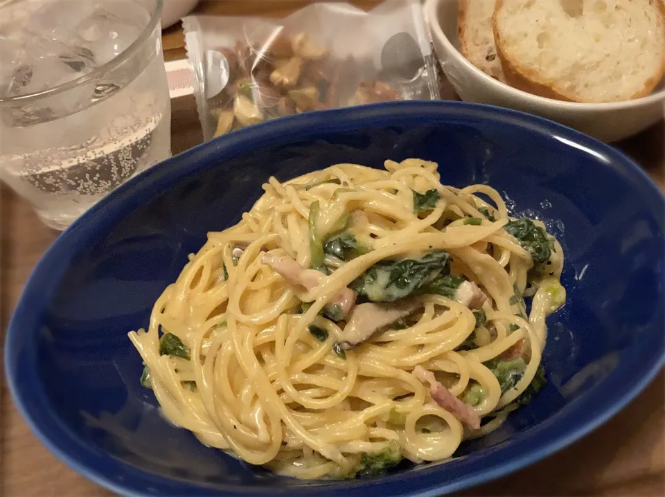 Snapdishの料理写真:ほうれん草とベーコンのワンポットクリームパスタ🍝バタール🥖ミックスナッツ♡|gunlove❤さん